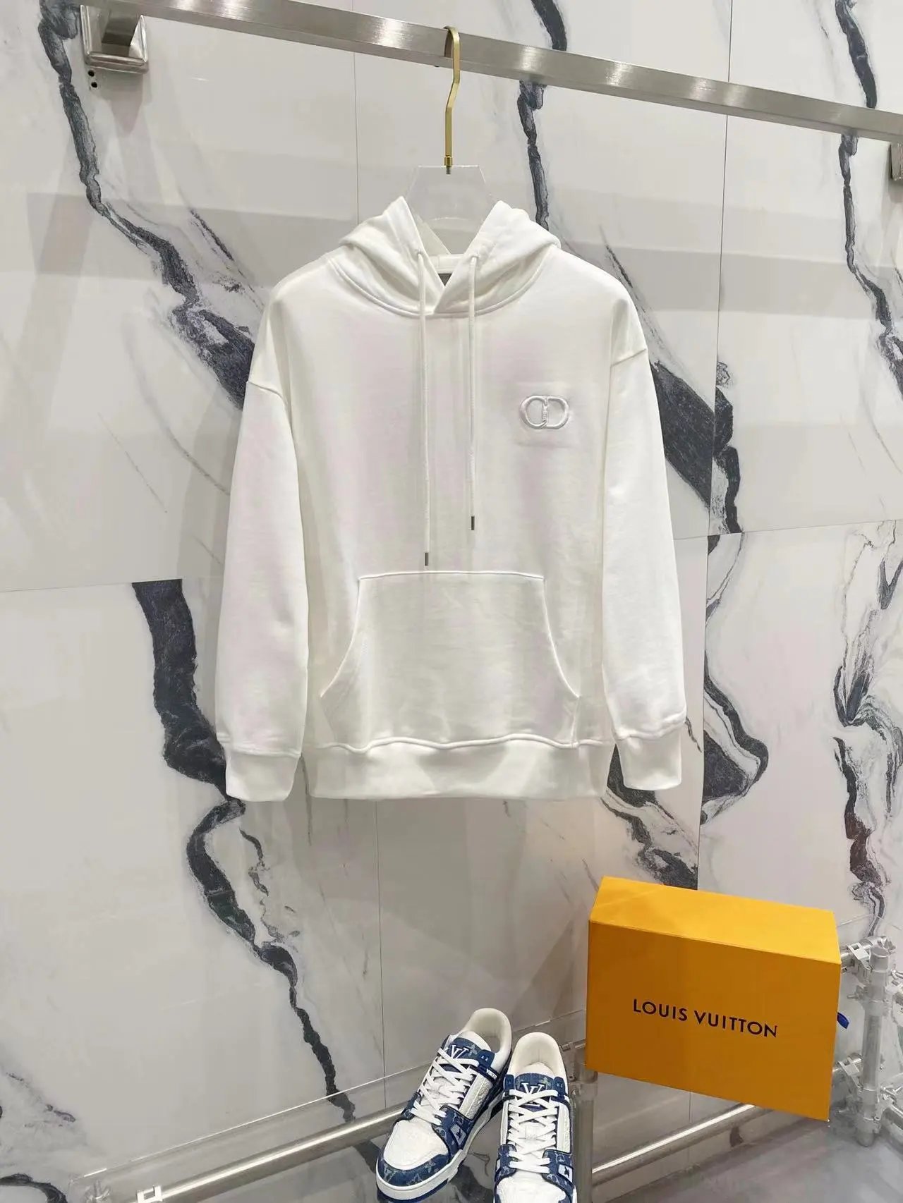 白色套头卫衣