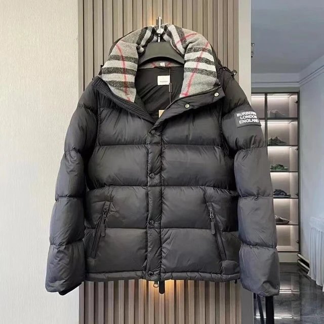 黑色Burberry羽绒服
