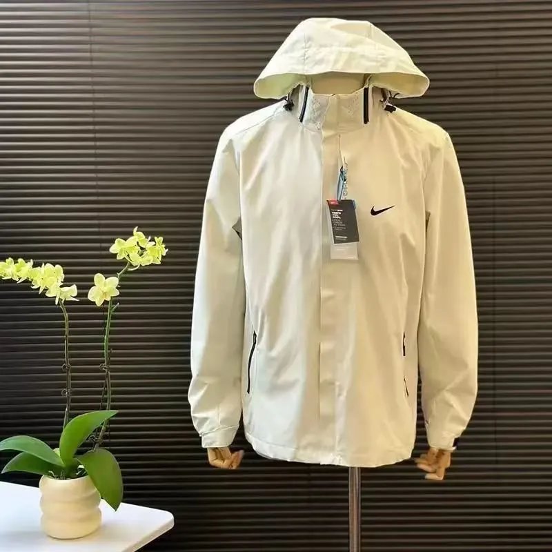 白色冲锋衣