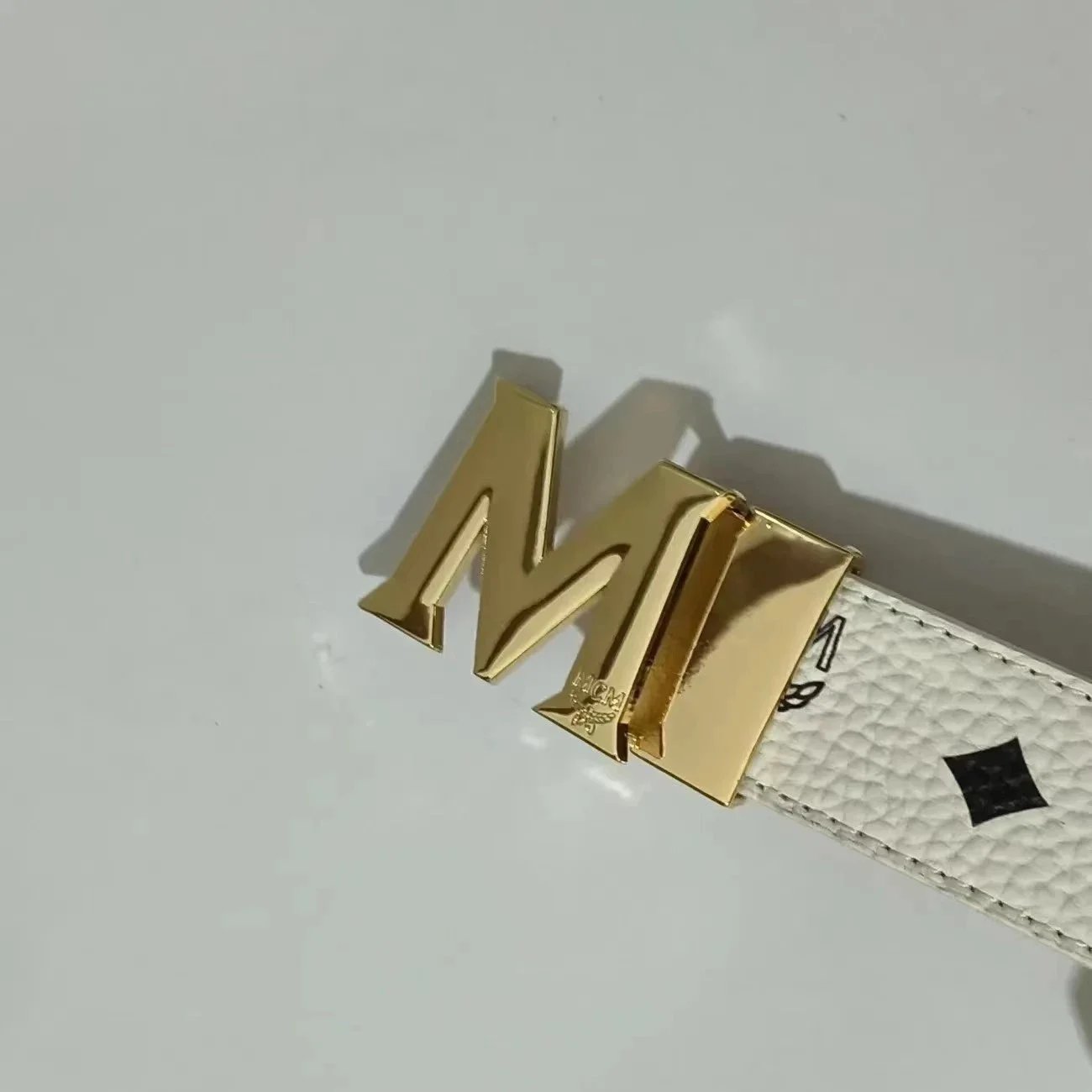 白色 金扣
